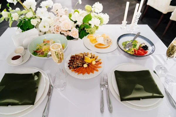 La mesa se sirve para la mesa de novios. Decoración de la boda. Banque — Foto de Stock