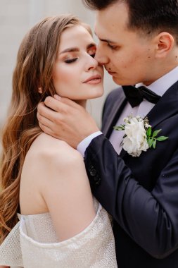 Güzel, nazik ve mutlu gelin ve damat. Erkek kadına nazikçe dokunur.