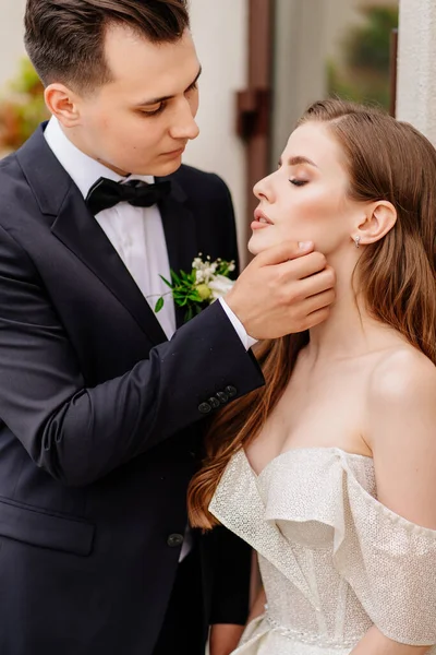 Schön, sanft und glücklich Braut und Bräutigam. Mann berührt Frau sanft im Gesicht — Stockfoto