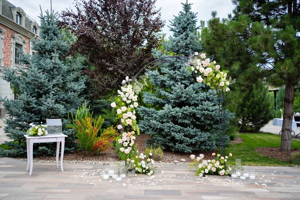 An arch of live flowers for an outdoor wedding ceremony. making the holidays — Stock Photo, Image