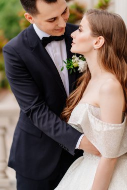 Güzel, nazik ve mutlu gelin ve damat. 