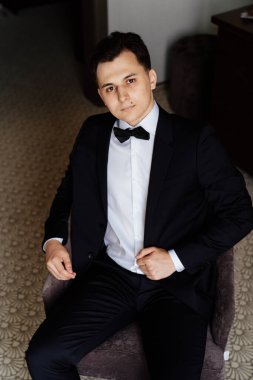  Beyaz gömlekli, papyonlu ve siyah ceketli genç adam. .