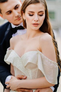 Güzel, nazik ve mutlu gelin ve damat. 