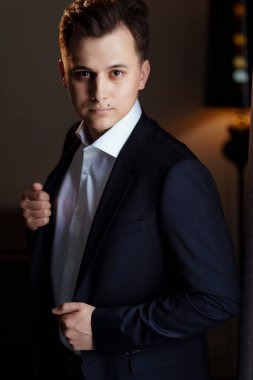 Beyaz gömlekli ve siyah ceketli genç bir adam. İş portresi. Düğün için. Nişanlı