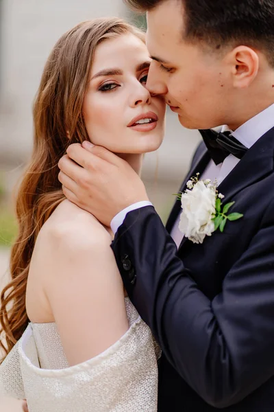 Novios hermosos, gentiles y felices. hombre suavemente toca la cara de las mujeres — Foto de Stock