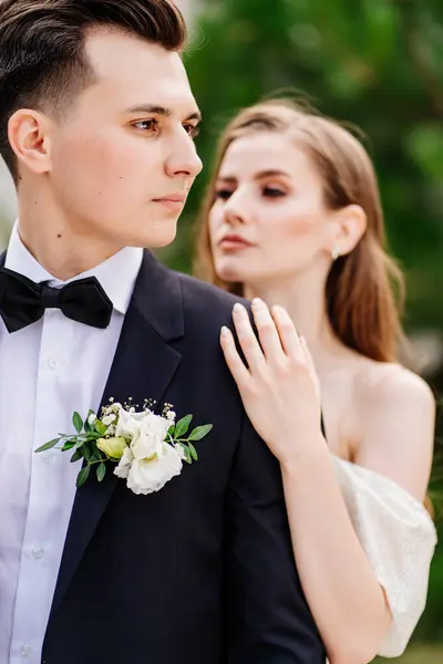 Hermosa, dulce y feliz novia y novio. — Foto de Stock