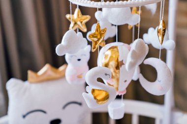 Bebek karyolası için pelüş oyuncaklardan yapılmış altın renkli güzel bir araba.. 