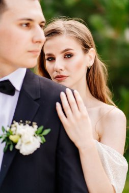 Güzel, nazik ve mutlu gelin ve damat. 