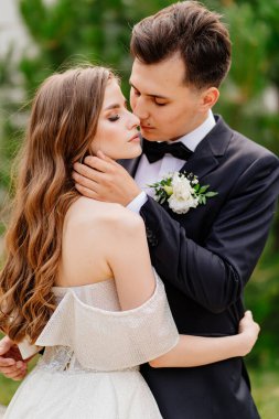 Güzel, nazik ve mutlu gelin ve damat. Erkek kadına nazikçe dokunur.