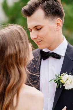 Güzel, nazik ve mutlu gelin ve damat. 