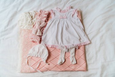 Doğum hastanesinden yeni doğmuş bir kızın taburcu edilecek kıyafetleri..