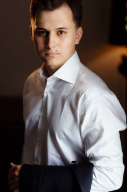 Beyaz gömlekli genç adam. İş portresi. Düğün için. İş adamı. Nişanlı.