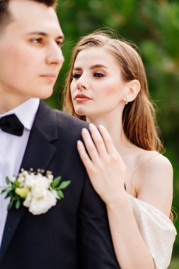 Güzel, nazik ve mutlu gelin ve damat. 