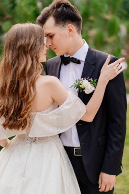 Güzel, nazik ve mutlu gelin ve damat. 