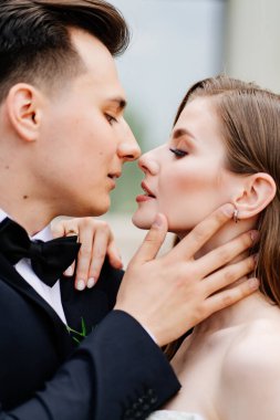 Güzel, nazik ve mutlu gelin ve damat. Erkek kadına nazikçe dokunur.