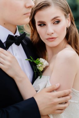 Güzel, nazik ve mutlu gelin ve damat sarılıyor