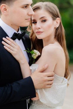 Güzel, nazik ve mutlu gelin ve damat sarılıyor