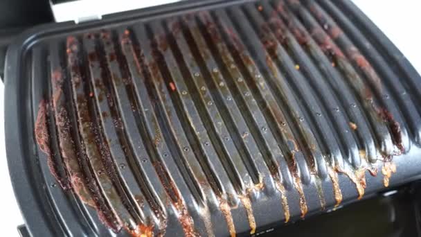 Sucio después de cocinar parrilla eléctrica con tapa abierta. primer plano — Vídeos de Stock