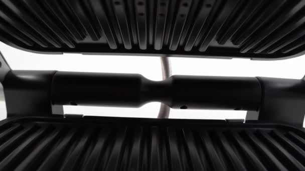 Bewegung aus dem Inneren des Elektrogrills mit offenem Deckel. — Stockvideo