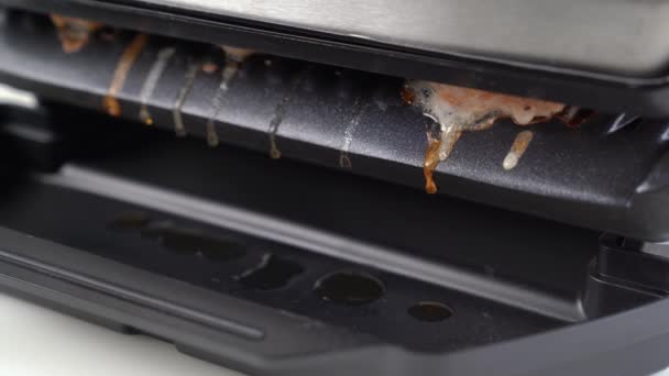 Grasso gocciola via durante la cottura su una griglia elettrica. — Video Stock