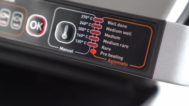 Pre Calefacción. panel de control. parrilla eléctrica con tapa cerrada. — Vídeo de stock