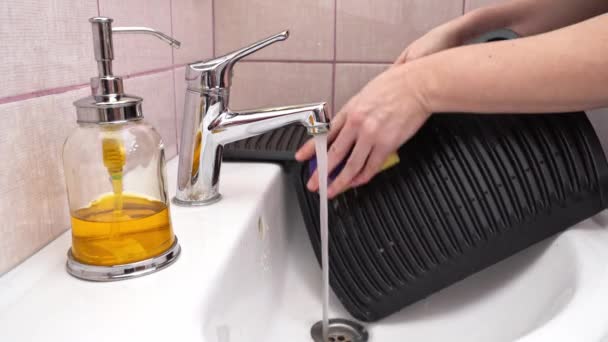 Paneles extraíbles se lavan después de cocinar. parrilla eléctrica con tapa abierta. — Vídeo de stock