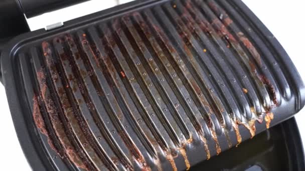 Vuil na het koken elektrische grill met open deksel. close-up — Stockvideo