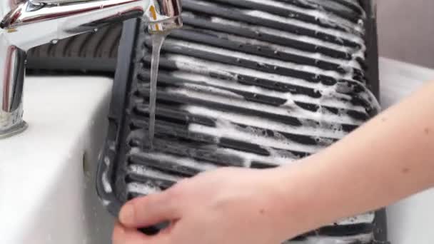 Pannelli rimovibili vengono lavati dopo la cottura. griglia elettrica con coperchio aperto. — Video Stock