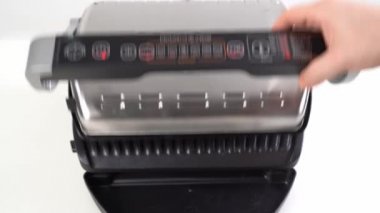 Teal. Elektrikli ızgaranın kapağını aç