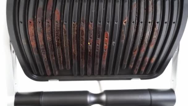 Vuil na het koken elektrische grill met open deksel. close-up — Stockvideo