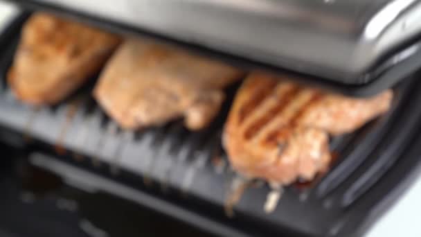 Langka. panel kontrol. daging dimasak di pemanggang listrik dan membuka dan menutup — Stok Video