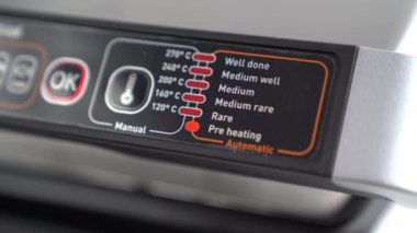 Isıtma öncesi. Kontrol paneli. Kapağı kapalı elektrikli ızgara. 