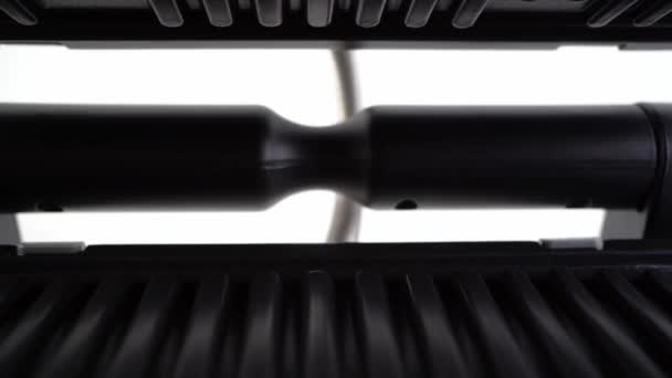 Ruch z wewnątrz elektrycznego grilla, pokrywa zamyka — Wideo stockowe