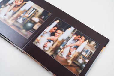 Retro evdeki güzel mutlu çiftin fotoğraf çekimlerinden sayfalar dolusu fotobook..