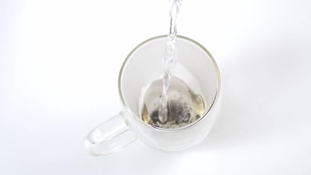 Egy nagy üveg bögre dupla pohár forró víz főzet tea táska. — Stock videók