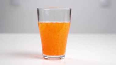 Orbeez - suda büyüyen toplar bir bardak suya dökülür..