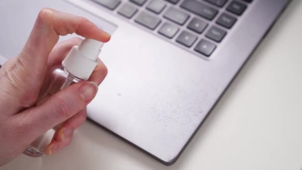 Papan ketik laptop diperlakukan dengan antiseptik spray atau elektronik agen pembersih — Stok Video