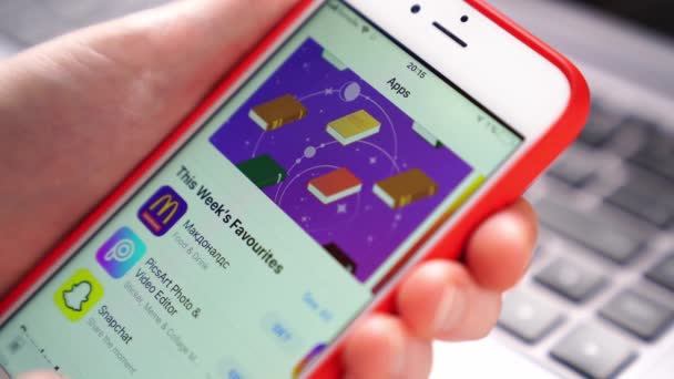 App Store. Lihat aplikasi populer untuk iPhone. memasang, membeli perangkat lunak smartphone — Stok Video