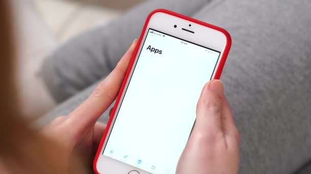 Tiktok. iPhone in mano. installazione di app su uno smartphone. — Video Stock