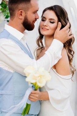 Uzun bukleli, beyaz, zarif elbiseli gelin.