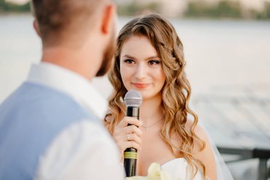 Evlilik yemini. Rıhtımdaki su kenarında güzel bir tören.. 