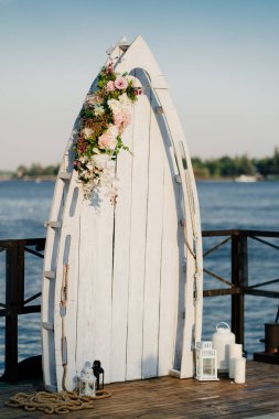 Rıhtımda suyun yanında düğün töreni. Romantik düğün