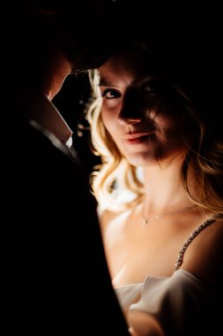 Karanlıktaki gelinin portresi. Gece çekim yapmak.