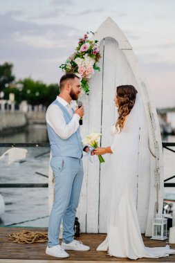 Evlilik yemini. Rıhtımdaki su kenarında güzel bir tören.. 