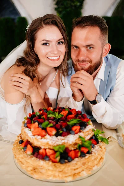 Молодожены с традиционным свадебным тортом. Конец праздника. — стоковое фото