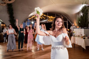 Düğün geleneği bir buket nedime atmaktır. Eğlenceliydi. Uzun bukleli gelin.