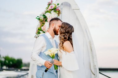 Evlilik yemini. Rıhtımdaki su kenarında güzel bir tören.. 