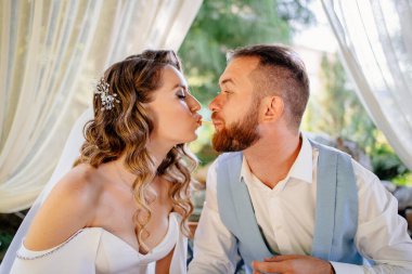 Gelin ve damat eğlenip patates kızartması yiyorlar. Yeni evliler için atıştırmalık.