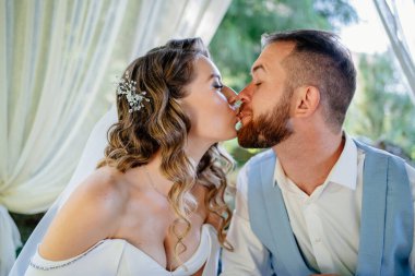 Gelin ve damat eğlenip patates kızartması yiyorlar. Yeni evliler için atıştırmalık.