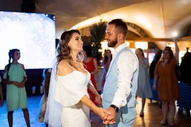 Düğün dansı. Gelin ve damat, şenlikli yemeğin sonunda misafirlerin önünde dans eder.